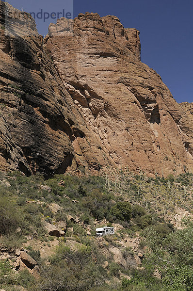 Roadbear  RV  Camper  Apache Trail historischen Straße  in der Nähe von Tortilla Flat  Arizona  USA  USA  Amerika  Berg  Felsen