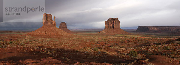 Monument Valley  Navajo Indian Reservation  Arizona  USA  USA  Amerika  Felsen  Landschaft