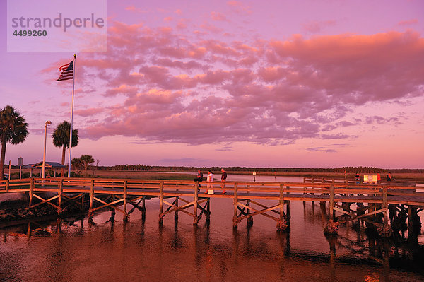 Menschen  Angeln  Fischen  Anlegestelle  Bayport Park  Dämmerung  Pine Island  in der Nähe von Spring Hill  Florida  USA  USA  Amerika  Sonnenuntergang