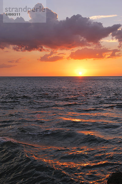 Sonnenuntergang  Strand  Madeira Beach  in der Nähe von Clearwater  Florida  USA  USA  Amerika  Meer  Wasser