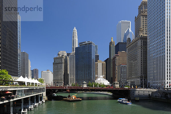 Boot  Chicago River  Chicago  Illinois  USA  USA  Amerika  Stadt  Skyline  Gebäude  Fluss Tour