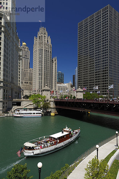 Boot  Chicago River  Chicago  Illinois  USA  USA  Amerika  Stadt  Skyline  Gebäude  Fluss Tour