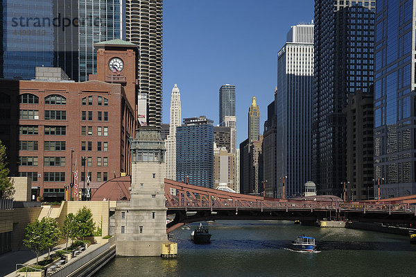 Brücke  Chicago River  Downtown  Chicago  Illinois  USA  USA  Amerika  Skyline  Gebäude  Stadt  river