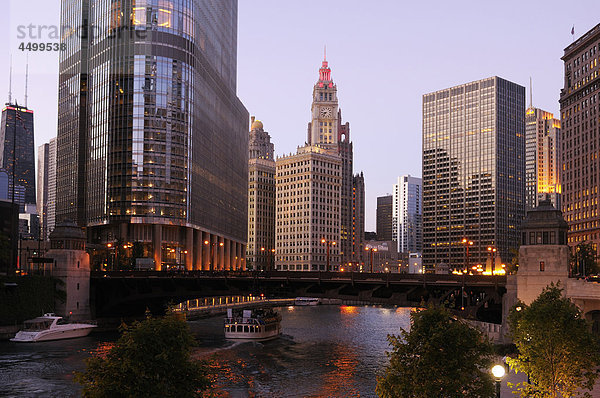 Brücke  Chicago River  Downtown  Chicago  Illinois  USA  USA  Amerika  Stadt  Skyline  Gebäude  Fluss  Abend  Dämmerung