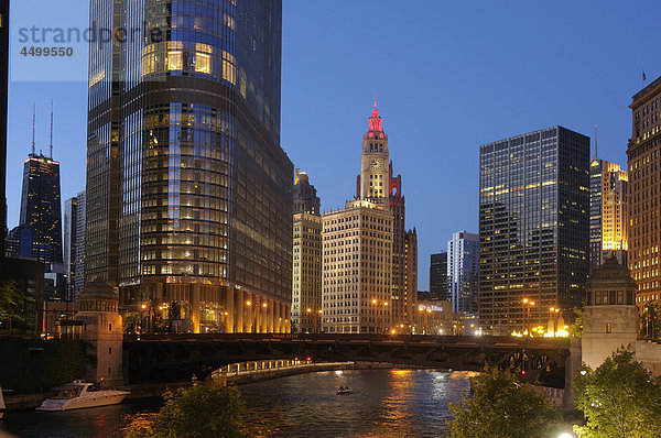Trump International  Hotel  Turm  Chicago  Illinois  USA  USA  Amerika  Gebäude  Abend  Dämmerung  skyline