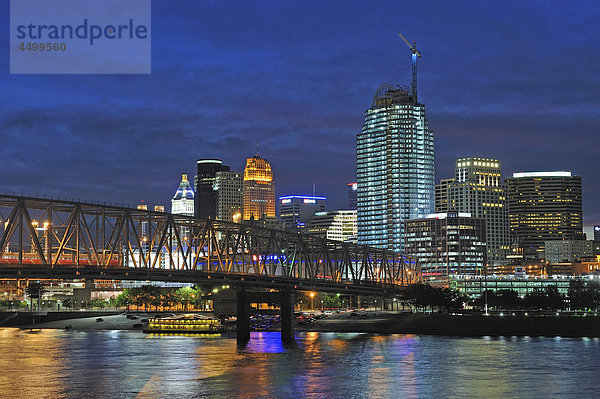 bei Nacht  Ohio River Bridge  Downtown Cincinnati  Ohio  Newport  Kentucky  USA  USA  Amerika