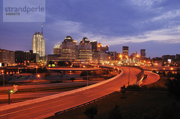 bei Nacht  Downtown Cincinnati  Cincinnati  Ohio  USA  USA  Amerika  Stadt  Highway  Road  Skyline  Verkehr  Lichter