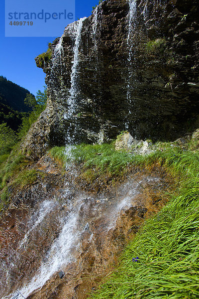 Felsbrocken Steilküste Bach Wasserfall Berner Oberland Kanton Bern Schweiz