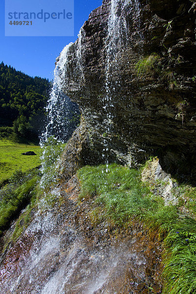 Felsbrocken Steilküste Bach Wasserfall Berner Oberland Kanton Bern Schweiz