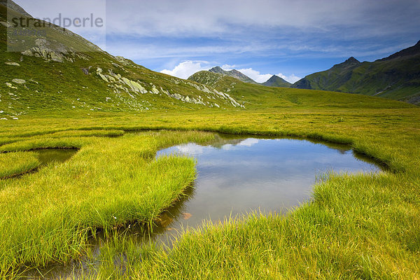 Nationalpark Planung Landschaft Spiegelung Bach Surselva Sumpf Hochebene Kanton Graubünden Schweiz