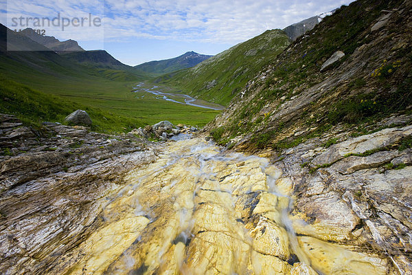 Nationalpark Felsbrocken Berg Planung Landschaft Steilküste fließen Fluss Bach Surselva Sumpf Hochebene Kanton Graubünden Schweiz