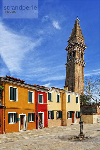 Farbaufnahme Farbe Außenaufnahme Europa trocknen heben Gebäude Straße Kirche Venedig Wäsche Burano Italien Schiefer Turm freie Natur