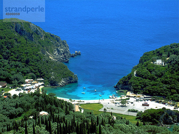 grün Wald Meer blau Korfu Bucht Griechenland Paleokastritsa