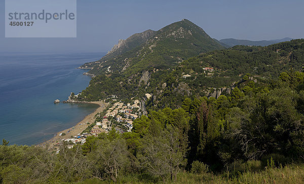 Glifada Beach  Pelekas  Corfu  Europa  Griechenland  Landschaft  Feld  Wiese  Bäume  Sommer  Berge  Meer