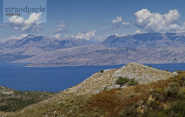 Albanischen Küste  von Mount Pantokrator  Corfu  Europa  Griechenland  Landschaft  Wasser  Sommer  Berge  Meer
