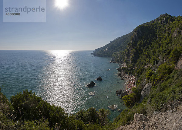 Mirtiotissa Strand  Pelekas  Corfu  Europa  Griechenland  Landschaft  Wasser  Sommer  Berge  Meer  Menschen