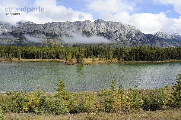 Untere Kananaskis-See  Opal Range  Mount Jerram  Berge  Bergsee  fallen  Herbst Farben  Wolken  Peter Lougheed Provinz Park  Alberta  Kanada