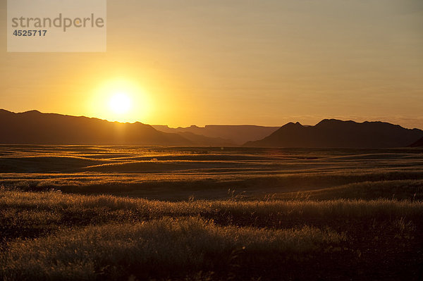 Sonnenuntergang bei Sesriem im Naukluft Nationalpark  Namib  Namibia