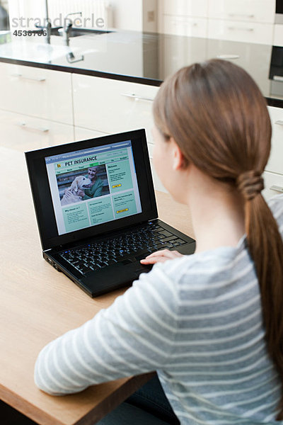 Junge Frau mit Laptop