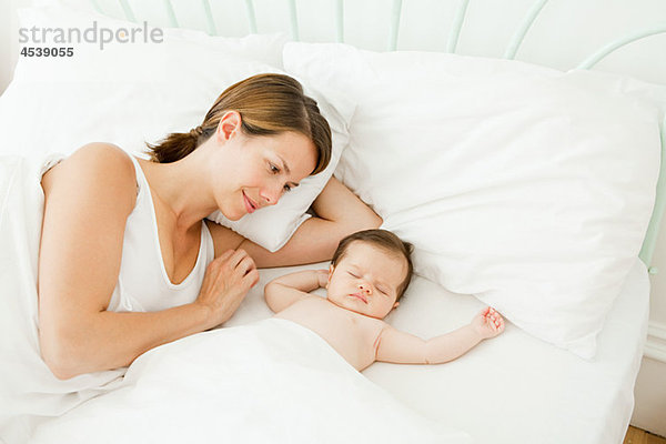 Mutter beobachtet Baby beim Schlafen