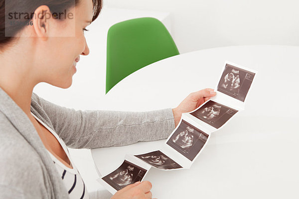 Schwangere Frau mit Baby-Scan