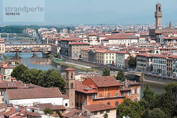 Stadtbild mit Ponte und Palazzo Vecchio  Florenz  Italien