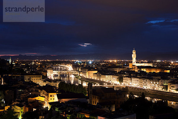 Nächtliche Stadtlandschaft  Florenz  Italien