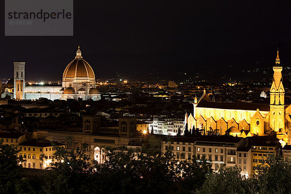 Santa Maria del Fiore und Santa Croce in der Nacht  Florenz  Italien