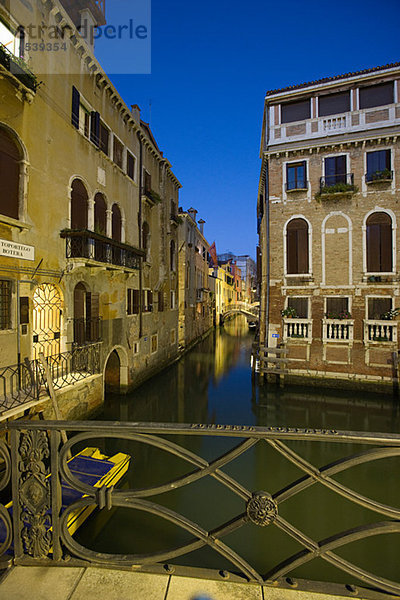 Kanal und -Brücke bei Nacht  Venedig  Italien