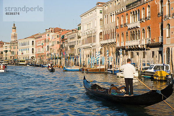Gondoliere auf dem Canal Grande  Venedig  Italien