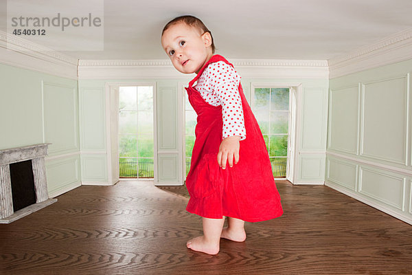 Großes Kleinkind-Mädchen in einem winzigen Zimmer