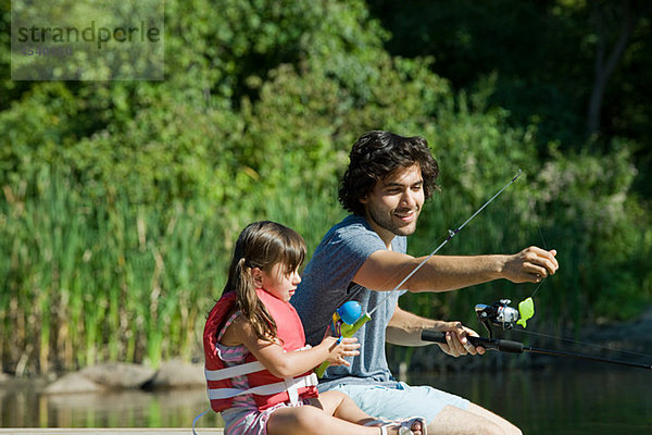 Vater und Tochter beim Fischen