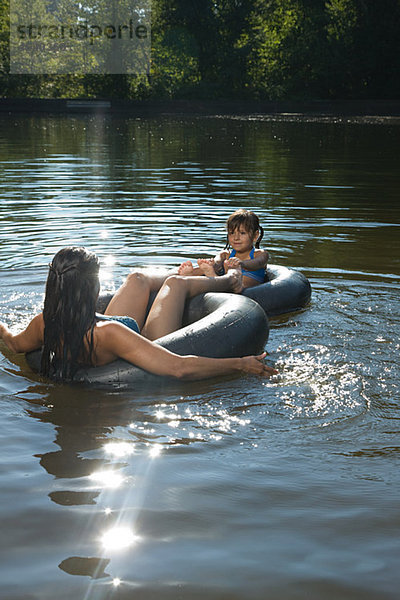 Mutter und Tochter in Lake im aufblasbarem Ringe