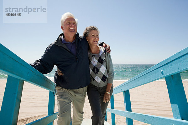 Reife Paare auf dem Strandsteg