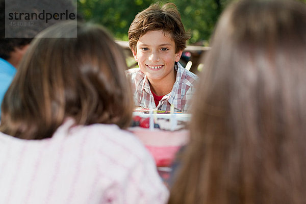 Boy auf Essen Geburtstag Geburtstagsfeier