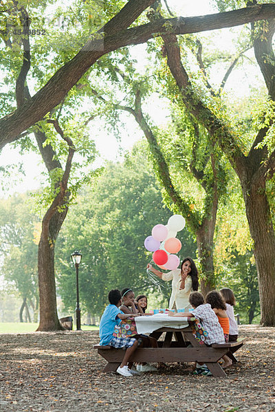 Geburtstagsfeier im Freien mit Luftballons