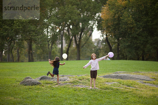 Girls auf Geburtstagsparty Ballons halten