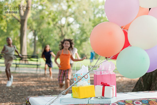 Geburtstagsfeier im Freien mit Luftballons