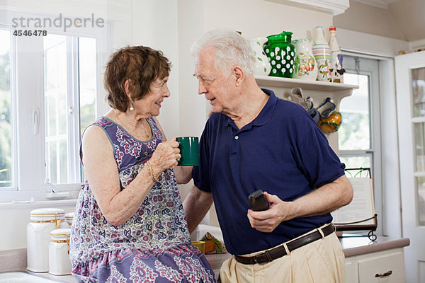 Seniorenpaar in der Küche