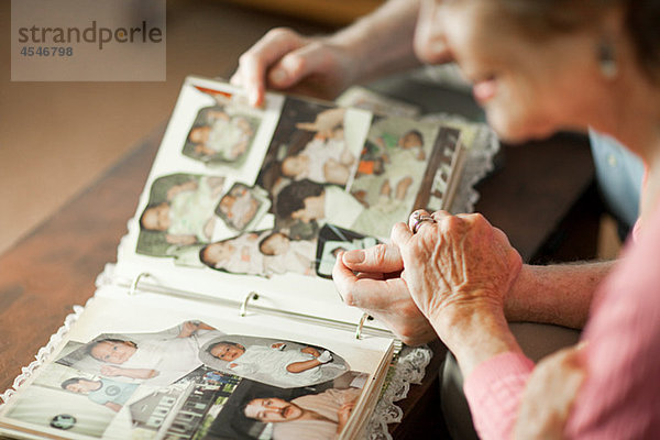 Seniorenpaar schaut sich Familienalbum an