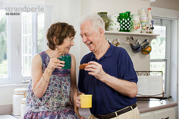 Seniorenpaar bei einem Heißgetränk