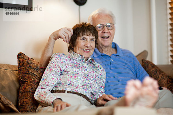 Interior  zu Hause  Senior  Senioren  sehen  Fernsehen