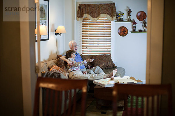 Seniorenpaar beim Fernsehen zu Hause