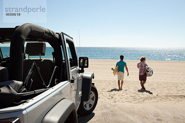 Surfer und Geländewagen