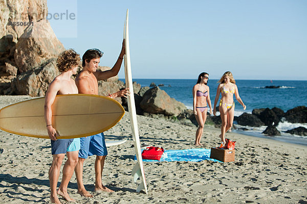 Männliche Surfer am Strand