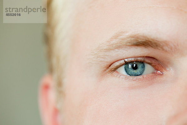 Mann mit blauem Auge