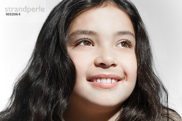 Porträt eines lächelnden brünetten Mädchens