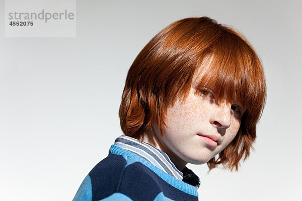 Porträt eines Jungen mit roten Haaren