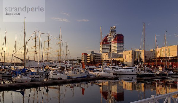 Segelboote am Hafen mit Gebäuden im Hintergrund