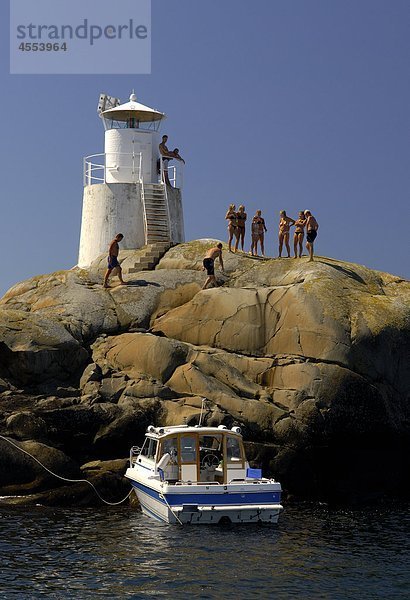 Felsbrocken nebeneinander neben Seite an Seite Mensch Menschen Wohnhaus Beleuchtung Licht Boot vertäut Fokus auf den Vordergrund Fokus auf dem Vordergrund